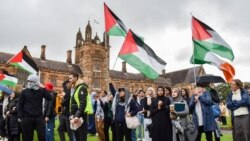 Anggota komunitas Palestina Australia meneriakkan slogan-slogan di Perkemahan Protes Palestina di Universitas Sydney, 3 Mei 2024. (Ayush Kumar / AFP)