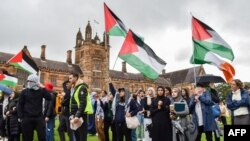 Anggota komunitas Palestina Australia meneriakkan slogan-slogan di Perkemahan Protes Palestina di Universitas Sydney, 3 Mei 2024. (Ayush Kumar / AFP)