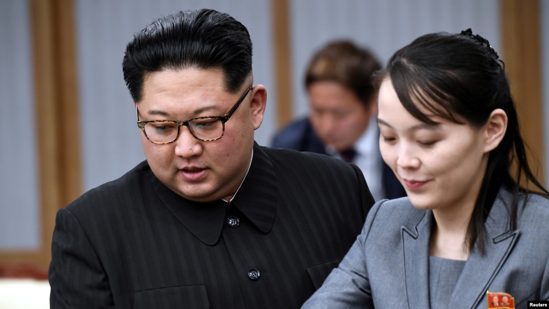 Pemimpin Korea Utara Kim Jong Un dan saudara perempuannya Kim Yo Jong di Korea Selatan, 27 April 2018. (Foto: via Reuters)