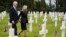 Prezidan Joe Biden ak premye dam Jill Biden mache nan simitye Ameriken Normandy a apre yon seremoni pou komemore 80e anivese D-Day, 6 Jyen 2024.