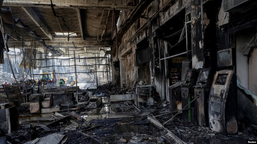 Psat perbelanjaan perlengkapan rumah tangga yang terkena serangan udara Rusia di Kharkiv, Ukraina, 26 Mei 2024. (Foto: REUTERS/Sofiia Gatilova)
