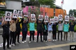 Aksi unjuk rasa menentang pembatalan Piala Dunia U-20 FIFA, di Jakarta, Jumat, 31 Maret 2023. (AP/Dita Alangkara)
