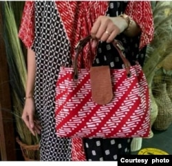 Tas berbahan batik, contoh produk yang dijual oleh Agung Puspita (foto: courtesy)