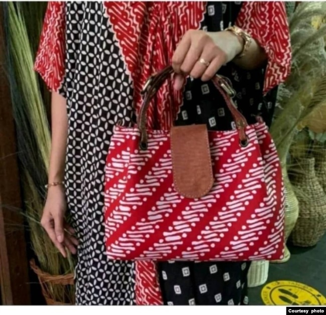Tas berbahan batik, contoh produk yang dijual oleh Agung Puspita (foto: courtesy)