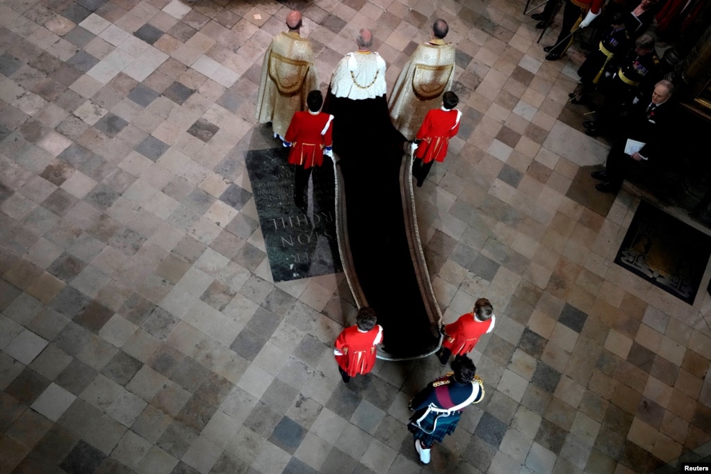 El rey Carlos III de Gran Bretaña, en el centro, llega a la ceremonia de coronación.