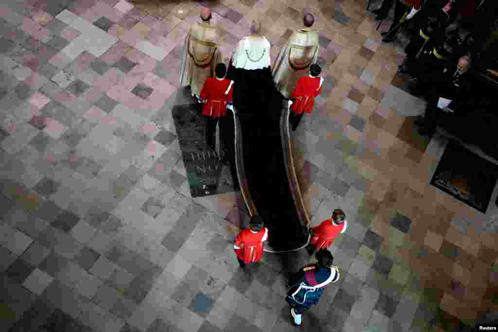 El rey Carlos III de Gran Bretaña, en el centro, llega a la ceremonia de coronación.