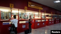 ARCHIVO - Turistas revisan sus pasaportes en el Aeropuerto Internacional José Martí en medio de preocupaciones sobre la propagación de la enfermedad del coronavirus (COVID-19), en La Habana, Cuba, el 15 de noviembre de 2020. 