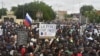 "A bas la France", "Vive la Russie, vive Poutine", scandaient notamment les manifestants sur la place de l'indépendance à Niamey jeudi 3 août 2023.