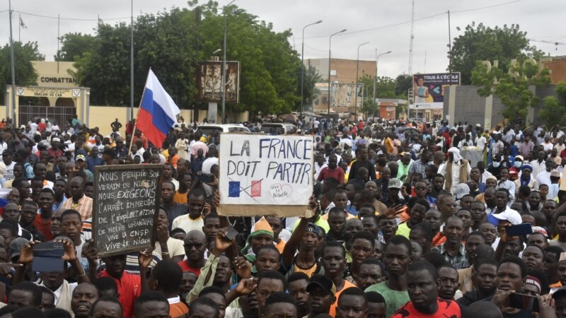 Des milliers de Nigériens rassemblés à Niamey pour soutenir le putsch