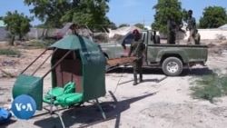 Un soldat somalien construit un hélicoptère 