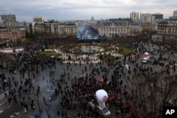 Unjuk rasa di sekitar monumen Pantheon, Paris, Prancis, Selasa, 7 Maret 2023.(AP/Aurelien Morissard)