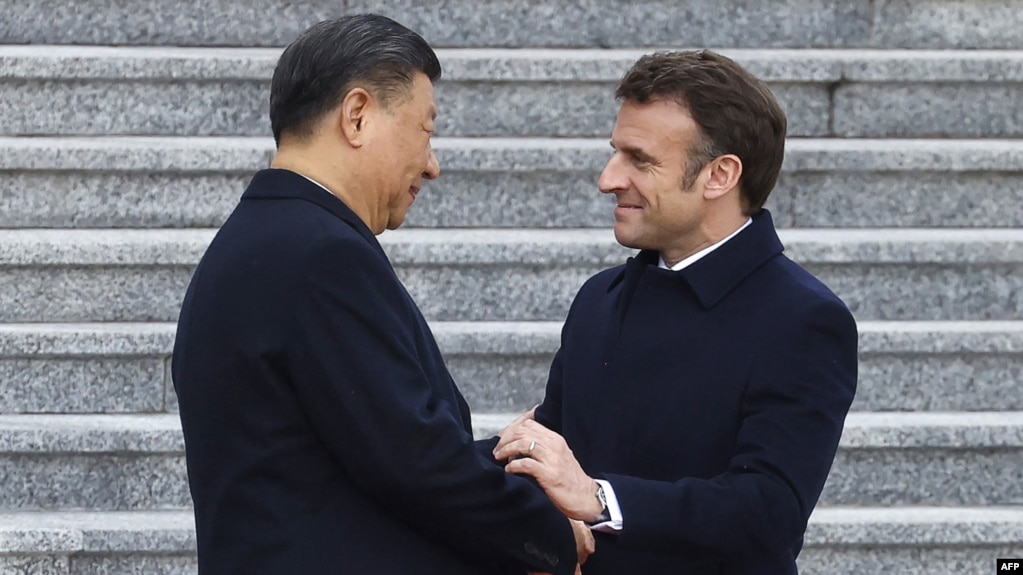 法国总统马克龙与中国国家主席习近平在北京举行的欢迎仪式上。（2023年4月6日）(photo:VOA)