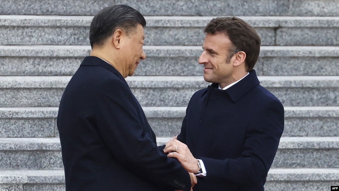 法国总统马克龙与中国国家主席习近平在北京举行的欢迎仪式上。（2023年4月6日）