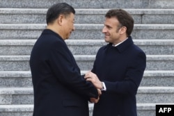 法国总统马克龙与中国国家主席习近平在北京举行的欢迎仪式上。（2023年4月6日）
