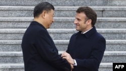2023年4月6日，法国总统马克龙与中国国家主席习近平在北京举行的欢迎仪式上。（法新社照片）