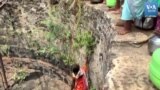 ভারতের গ্রামে পানির জন্য কয়েক মাইল হাঁটছেন নারীরা 