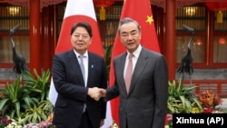 中共政治局委员，中共外事办主任王毅在北京会见到访的日本外相林芳正。（2023年4月3日）