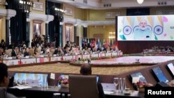 Perdana Menteri India Narendra Modi (di layar) menyampaikan sambutan pada pertemuan para menteri luar negeri G20 di New Delhi, 2 Maret 2023. (OLIVIER DOULIERY/Pool via REUTERS)