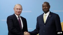 Président Vladimir Putin (G) ya Russie akutani na président Yoweri Museveni ya Uganda ntango ya likita Russie-Africa na Sochi, 23 sanza ya zomi 2019. (Photo by Mikhail METZEL / SPUTNIK / AFP)