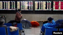 上海一家股票交易所裡投資人正在觀看電子螢幕顯示的股市動態。 （2020年1月16日）