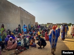 FILE - Wakimbizi wakusanyika eneo la hospitali ya Adre, Chad Juni16, 2023 . ( Courtesy of Mohammad Ghannam/MSF/Handout via REUTERS)