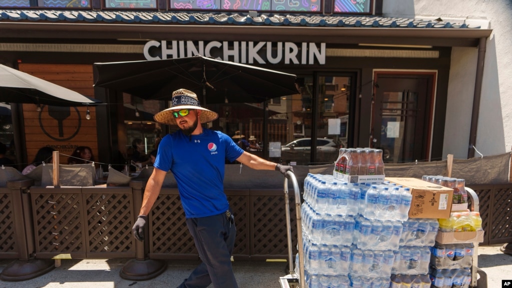 资料照片：司机何塞·维韦罗斯(Jose Viveros)在洛杉矶小东京区送饮料。（2023年7月27日）(photo:VOA)