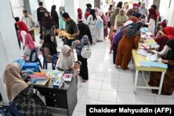 Suasana pemeriksaan bulanan kesehatan balita dan anak-anak di sebuah posyandu di Banda Aceh, 10 Agustus 2023. (Foto: Chaideer Mahyuddin/AFP)