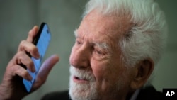 Marty Cooper, el inventor del primer teléfono móvil comercial, durante una entrevista con The Associated Press durante el Mobile World Congress 2023 en Barcelona, España, el lunes 27 de febrero de 2023. (Foto AP/Joan Mateu Parra)