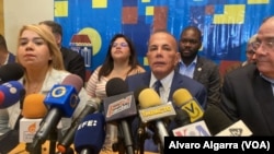 Manuel Rosales, gobernador del estado Zulia y ex candidato presidencial, ofrece una conferencia de prensa en Caracas el 10 de mayo.