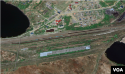 북러 접경 지역 러시아 열차 야적장을 촬영한 지난해 위성사진. 길이 800m에 육박하는 열차 2대가 보인다. 이처럼 과거엔 주로 러시아 쪽에서 초대형 열차가 포착됐다. 사진=Airbus (Via Google Earth)