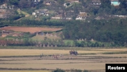 지난해 10월 한국 파주 통일전망대에서 바라본 북한 개풍 마을.