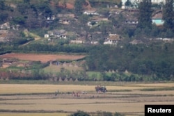 한국 파주 통일전망대에서 바라본 북한 개풍 마을 (자료사진)