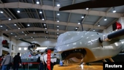 台湾国防部向媒体展示台湾研发制造的无人机。(路透社2023年3月14日)