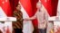 Thủ tướng Singapore Lý Hiển Long (phải) và Tổng thống Indonesia Joko Widodo trong cuộc họp báo chung tại Istana ở Singapore vào ngày 16/3/2023.