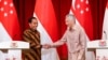 Perdana Menteri Singapura Lee Hsien Loong (kanan) dan Presiden Indonesia Joko Widodo (kiri) dalam konferensi pers bersama di Istana Singapura, 16 Maret 2023. (EDGAR SU/POOL/AFP)