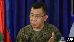 資料照：菲律賓軍方發言人梅德爾·阿吉拉爾（Medel Aguilar）在馬尼拉就近日菲中南中國海上衝突在記者會上講話。（2023年11月11日）