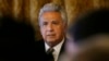 El expresidente de Ecuador, Lenín Moreno, habla con la prensa antes de reunirse con delegados de grupos sociales en el palacio presidencial en Quito, Ecuador, el 10 de marzo de 2020.