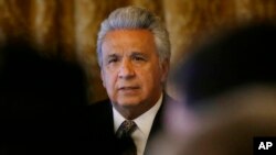 El expresidente de Ecuador, Lenín Moreno, habla con la prensa antes de reunirse con delegados de grupos sociales en el palacio presidencial en Quito, Ecuador, el 10 de marzo de 2020.