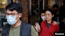 Aktivis pro-demokrasi Bobo Yip diringkus polisi atas tuduhan berkolusi dengan pasukan asing dan menghasut untuk melakukan kerusuhan di Hong Kong, 10 Agustus 2023. (REUTERS/Tyrone Siu)