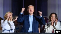 ប្រធានាធិបតី​សហរដ្ឋអាមេរិក​លោក Joe Biden និង​ភរិយា អម​ដោយ​អនុប្រធានាធិបតី​សហរដ្ឋអាមេរិក​អ្នកស្រី Kamala Harris ក្នុង​អំឡុង​ពិធី​អបអរ​សាទរ​បុណ្យ​ឯករាជ្យ​ជាតិ​អាមេរិក នៅ​សេតវិមាន ក្នុងរដ្ឋធានីវ៉ាស៊ីនតោន នាថ្ងៃទី​ ៥ ខែ​កក្កដា ឆ្នាំ ២០២៤។ 