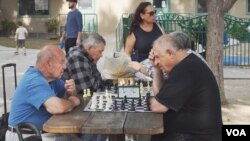Русскоговорящие иммигранты на шахматном турнире в Пламмер-парке в Западном Голливуде (штат Калифорния)