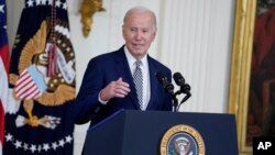 Presiden AS Joe Biden menyampaikan pidato dalam sebuah kesempatan di Gedung Putih, Washington, pada 30 Oktober 2023. (Foto: AP/Evan Vucci)