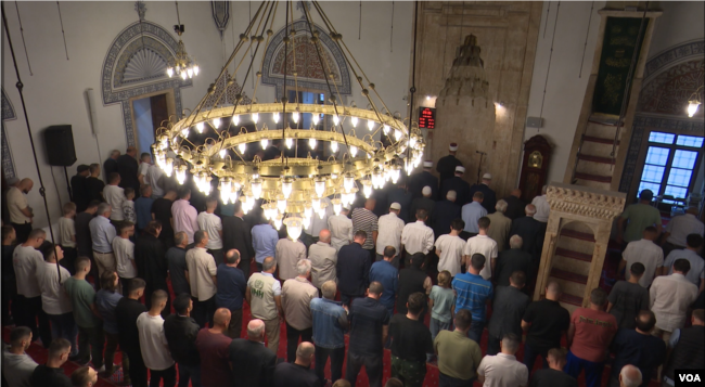 Salat Iduladha di masjid ibu kota Kosovo, Pristina.