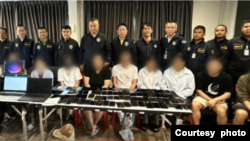 ထိုင်းနိုင်ငံ ဆိုက်ဘာပြစ်မှုနှိမ်နင်းရေးတပ်ဖွဲ့က ဖမ်းဆီးရမိတဲ့ တရုတ်နဲ့မြန်မာနိုင်ငံသားများ။ (ဓာတ်ပုံ - ထိုင်းရဲတပ်ဖွဲ့)