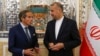 Menteri Luar Negeri Iran Hossein Amir Abdoulahian (kanan) bertemu dengan kepala pengawas atom PBB Rafael Grossi di Teheran, Iran, 6 Mei 2024. (Foto: AFP)