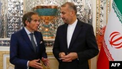 Menteri Luar Negeri Iran Hossein Amir Abdoulahian (kanan) bertemu dengan kepala pengawas atom PBB Rafael Grossi di Teheran, Iran, 06 Mei 2024. /o oleh AFP)