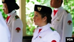 Sophia Sherman, salah satu anggota termuda paskibra di upacara HUT RI tahun ini (Foto: VOA Indonesia).