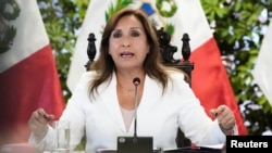 ARCHIVO - La presidenta de Perú, Dina Boluarte, durante un encuentro con la prensa internacional en Lima, en enero de 2023.