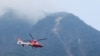 台湾救援人员驾驶直升机救援花莲强震导致的山体崩塌的幸存者。（2024年4月4日）