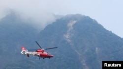 台灣救援人員駕駛直升機救援花蓮強震導致的山崩塌的倖存者。 （2024年4月4日）